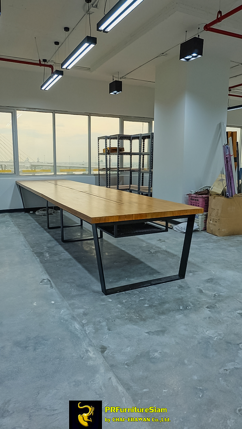 โต๊ะประชุมไม้สักขาเหล็กแบนดีไซน์พิเศษสำหรับบริษัท