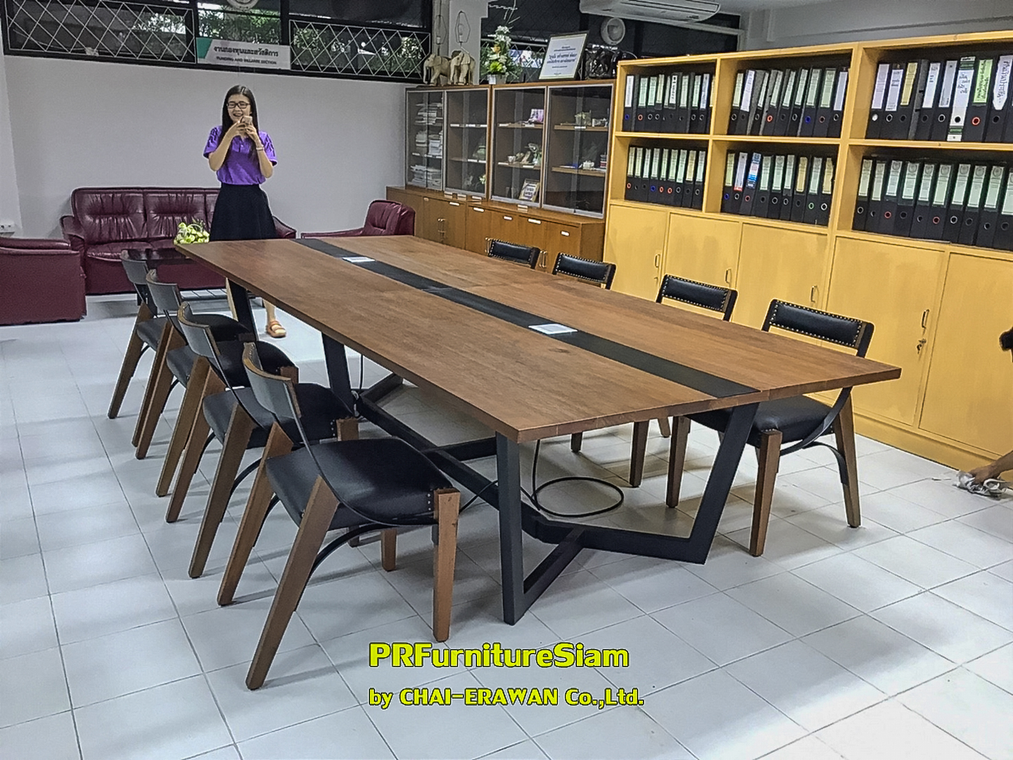การติดตั้งชุดโต๊ะและเก้าอี้ประชุมไม้เนื้อแข็งที่มหาวิทยาลัยเชียงใหม่