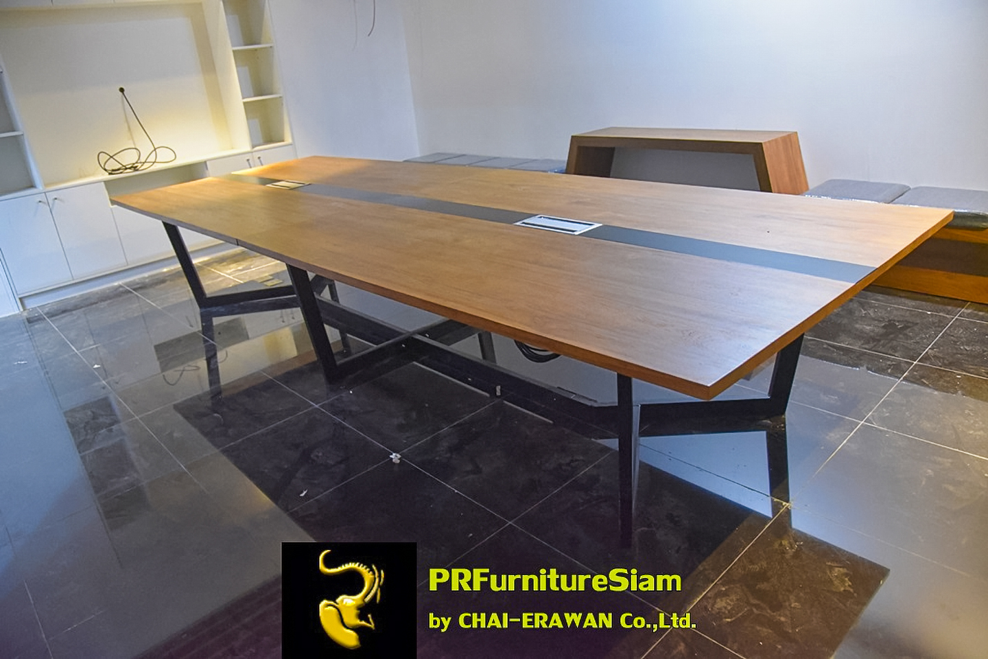 โต๊ะประชุมขนาดใหญ่ไม้สักพร้อมคาดไม้สีดำที่ติชะวณิชย์